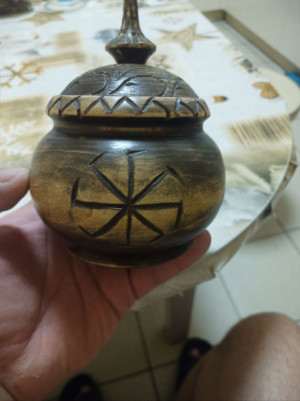 Продолжение сегодняшнего поста о солонке: теперь речь пойдет первопричине - сахарнице! 
Конечно же, грех было бы не поделиться фотографиями самой сахарницы, оформленной в аутентичном славянском стиле | Сетка — социальная сеть от hh.ru