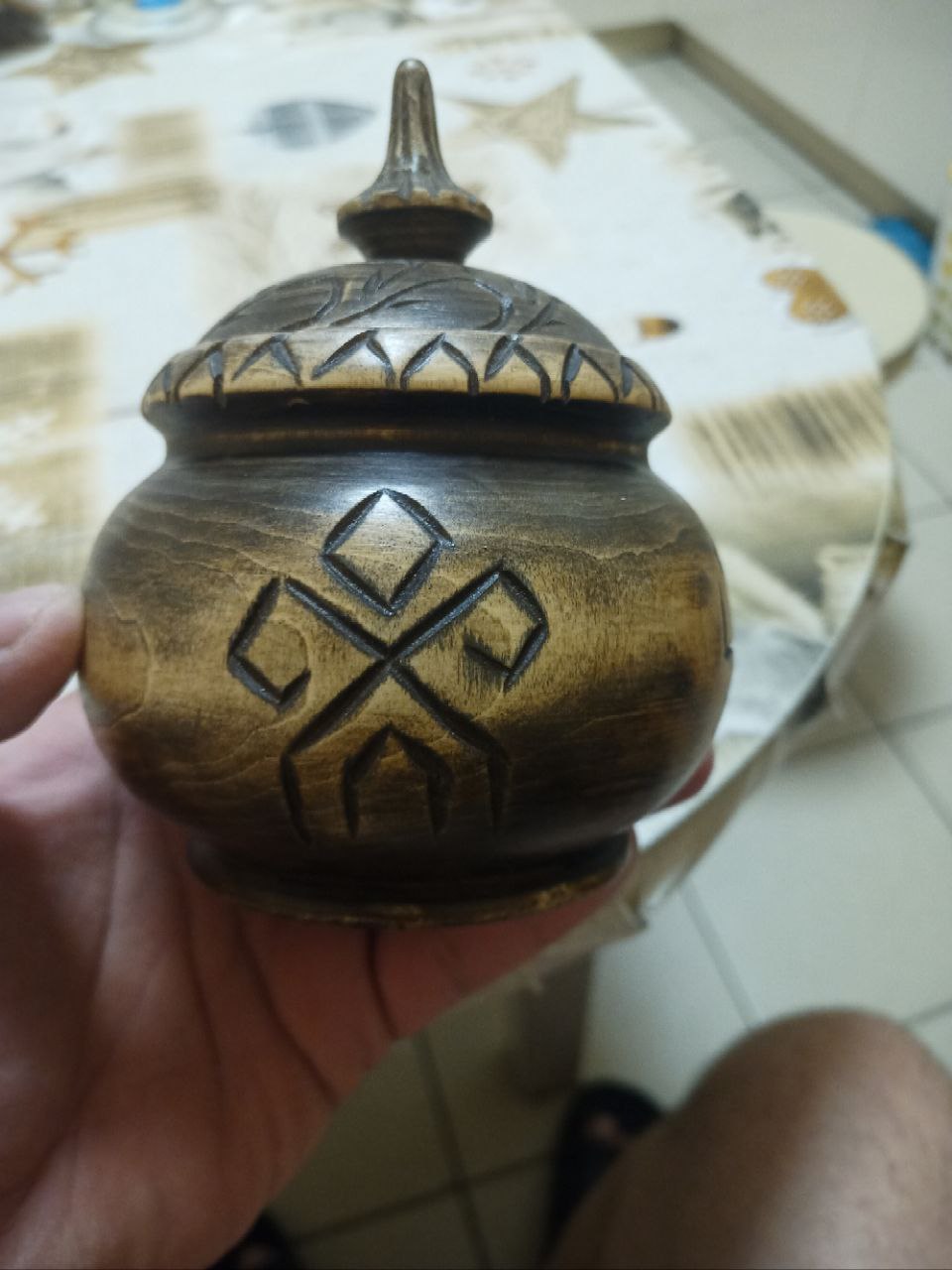 Продолжение сегодняшнего поста о солонке: теперь речь пойдет первопричине - сахарнице! 
Конечно же, грех было бы не поделиться фотографиями самой сахарницы, оформленной в аутентичном славянском стиле | Сетка — социальная сеть от hh.ru