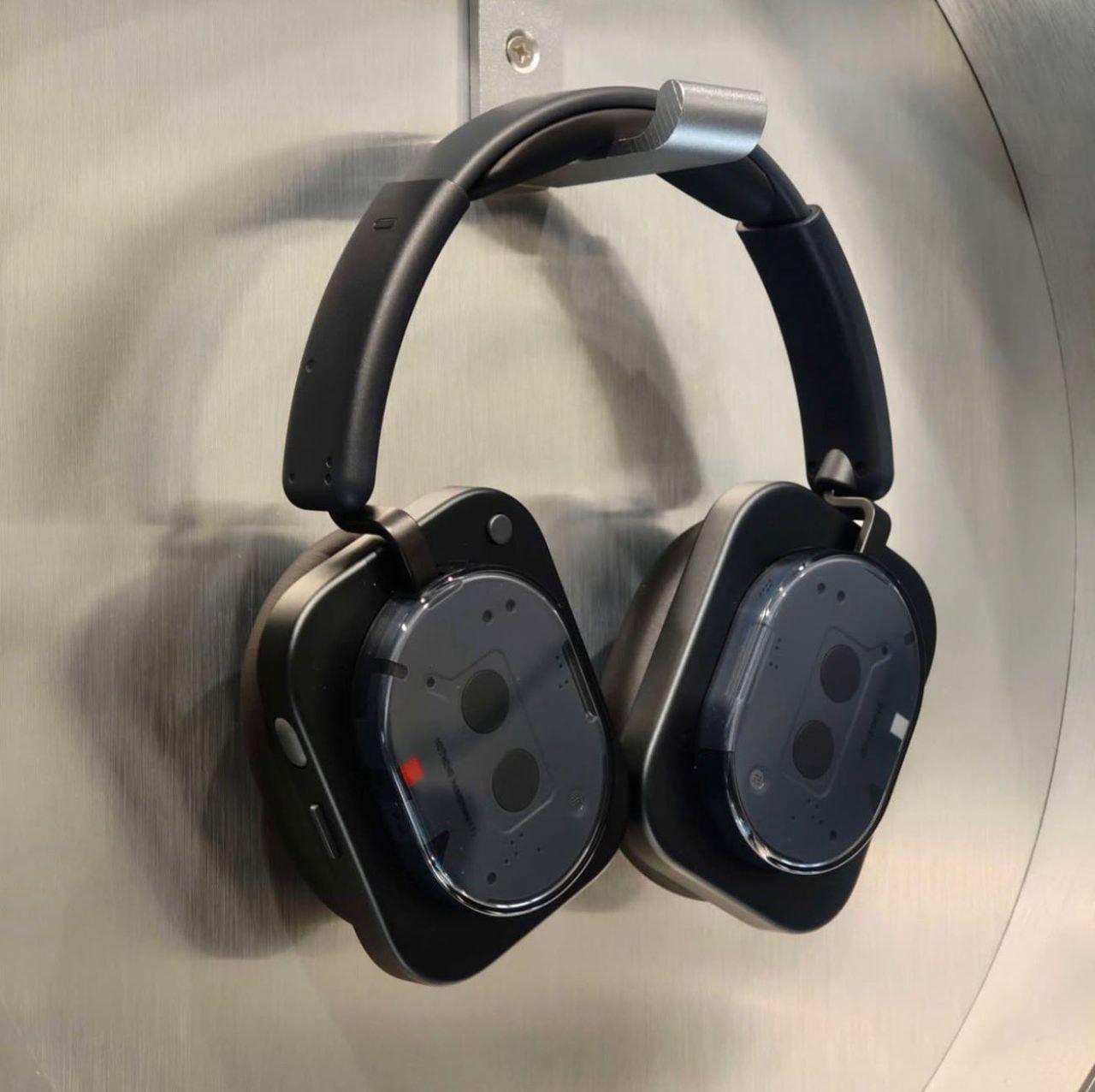 nothing снова делает красиво, но пока втихаря.
в сеть слили живые фото nothing headphone (1) — и да, они уже не просто на рендерах | Сетка — социальная сеть от hh.ru