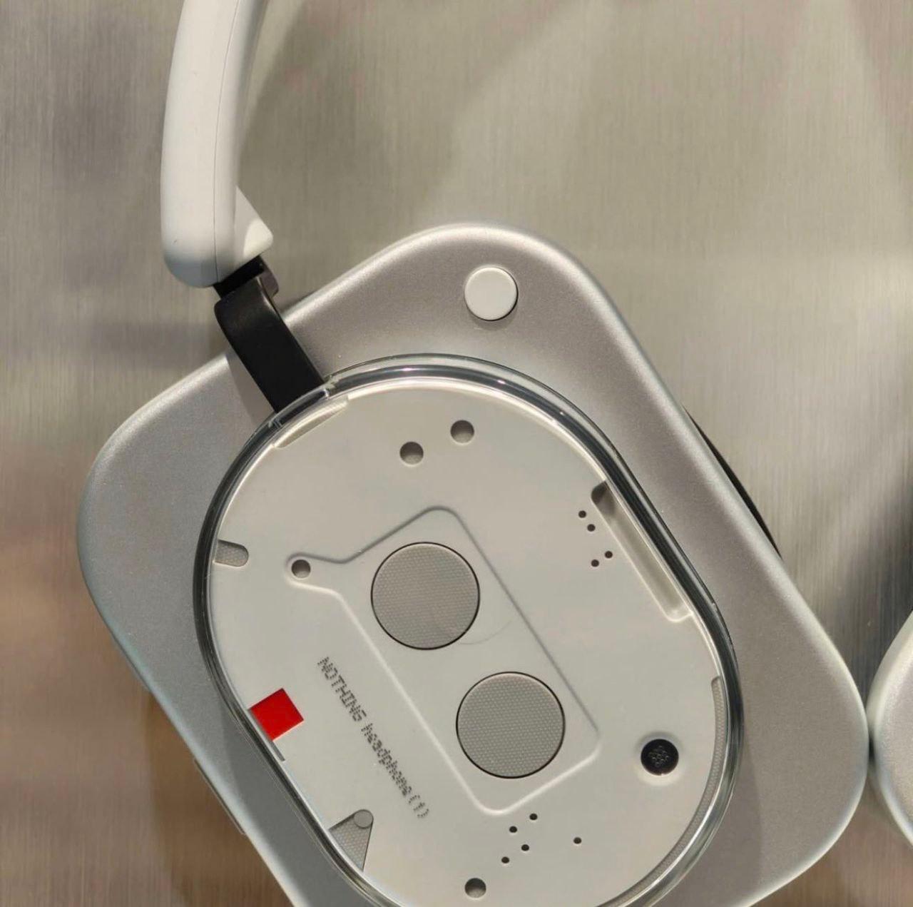 nothing снова делает красиво, но пока втихаря.
в сеть слили живые фото nothing headphone (1) — и да, они уже не просто на рендерах | Сетка — социальная сеть от hh.ru