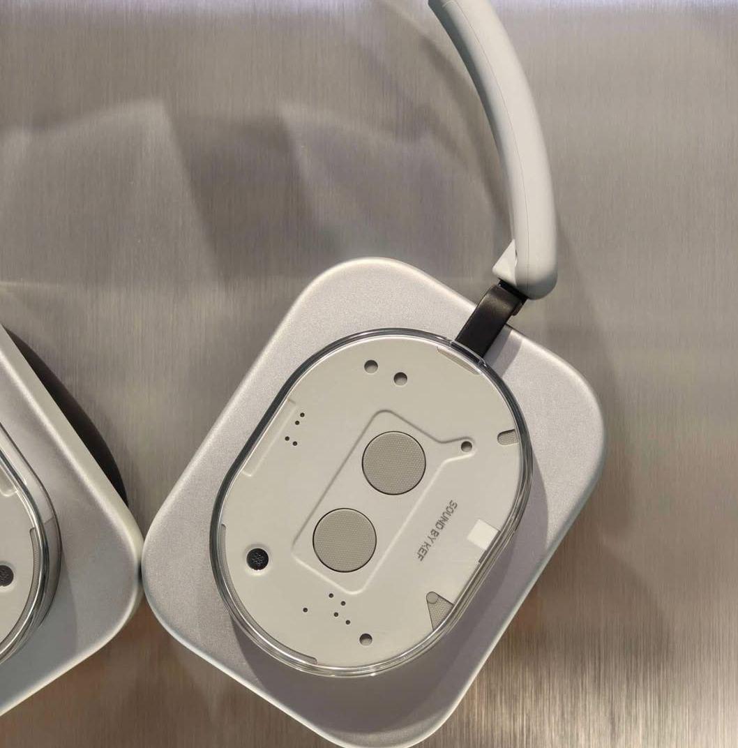 nothing снова делает красиво, но пока втихаря.
в сеть слили живые фото nothing headphone (1) — и да, они уже не просто на рендерах | Сетка — социальная сеть от hh.ru