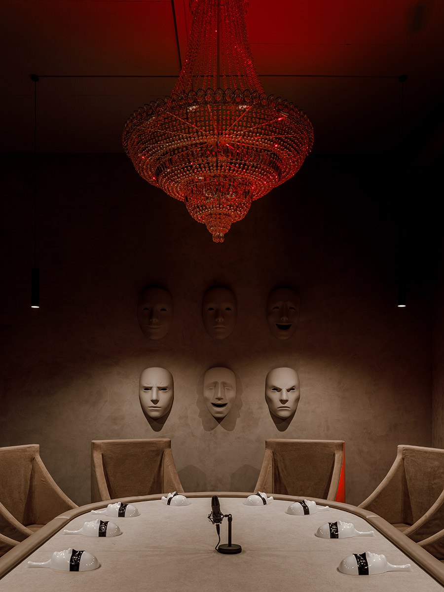 Падающие стулья, загадочный свет и маски на стене — wow-интерьер по проекту дизайнеров Азалии Зайнуллиной и Инны Скред. Читайте на сайте wajournal | Сетка — социальная сеть от hh.ru