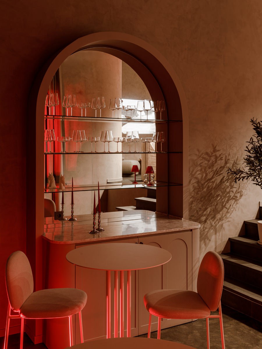 Падающие стулья, загадочный свет и маски на стене — wow-интерьер по проекту дизайнеров Азалии Зайнуллиной и Инны Скред. Читайте на сайте wajournal | Сетка — социальная сеть от hh.ru