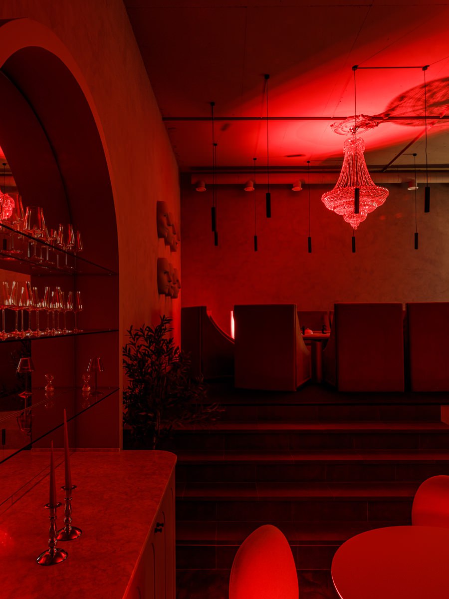 Падающие стулья, загадочный свет и маски на стене — wow-интерьер по проекту дизайнеров Азалии Зайнуллиной и Инны Скред. Читайте на сайте wajournal | Сетка — социальная сеть от hh.ru