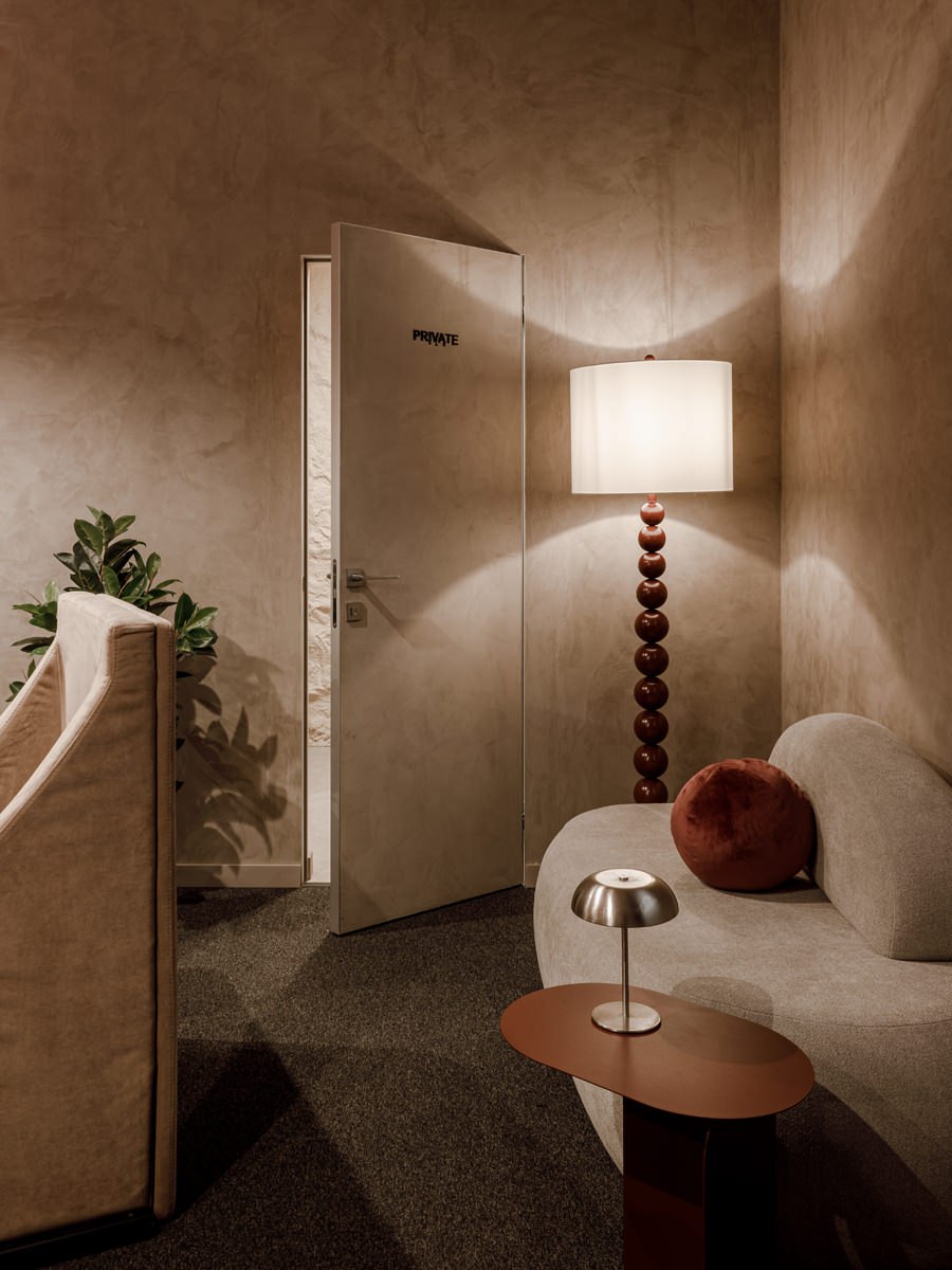 Падающие стулья, загадочный свет и маски на стене — wow-интерьер по проекту дизайнеров Азалии Зайнуллиной и Инны Скред. Читайте на сайте wajournal | Сетка — социальная сеть от hh.ru