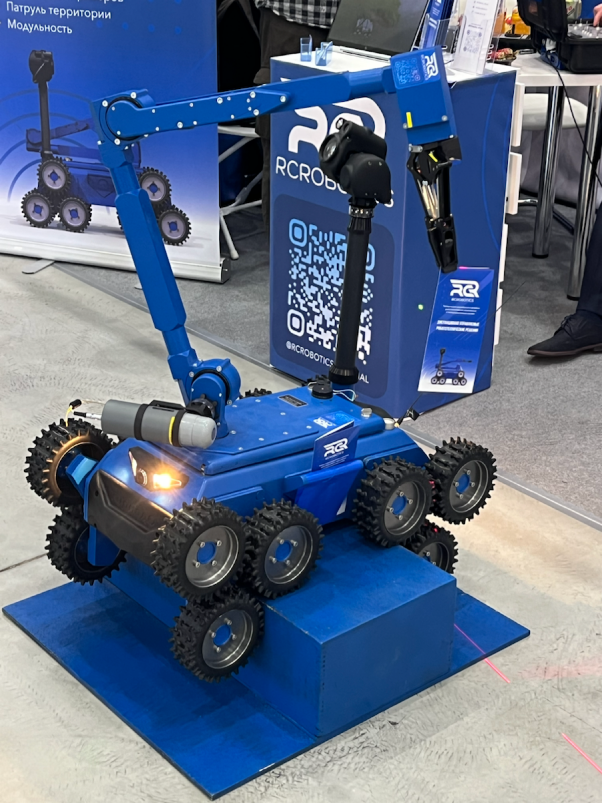 Побывал на выставке Re industry-expo.
Роботы, конечно, завораживают.
Но до замены линейного персонала ещё очень далеко — по экономике, по функционалу, по скорости внедрения | Сетка — социальная сеть от hh.ru