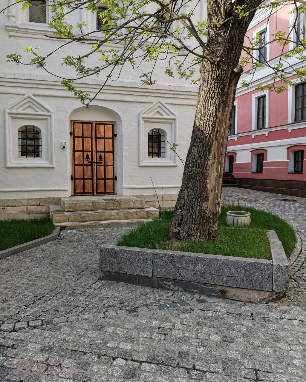 🏛️ Терем во дворах улицы Кузнецкий Мост
Можно увидеть белокаменные палаты Тверского подворья. Удивительная архитектура XVII века напоминает старинный терем или сказочный замок.
📍ул | Сетка — социальная сеть от hh.ru