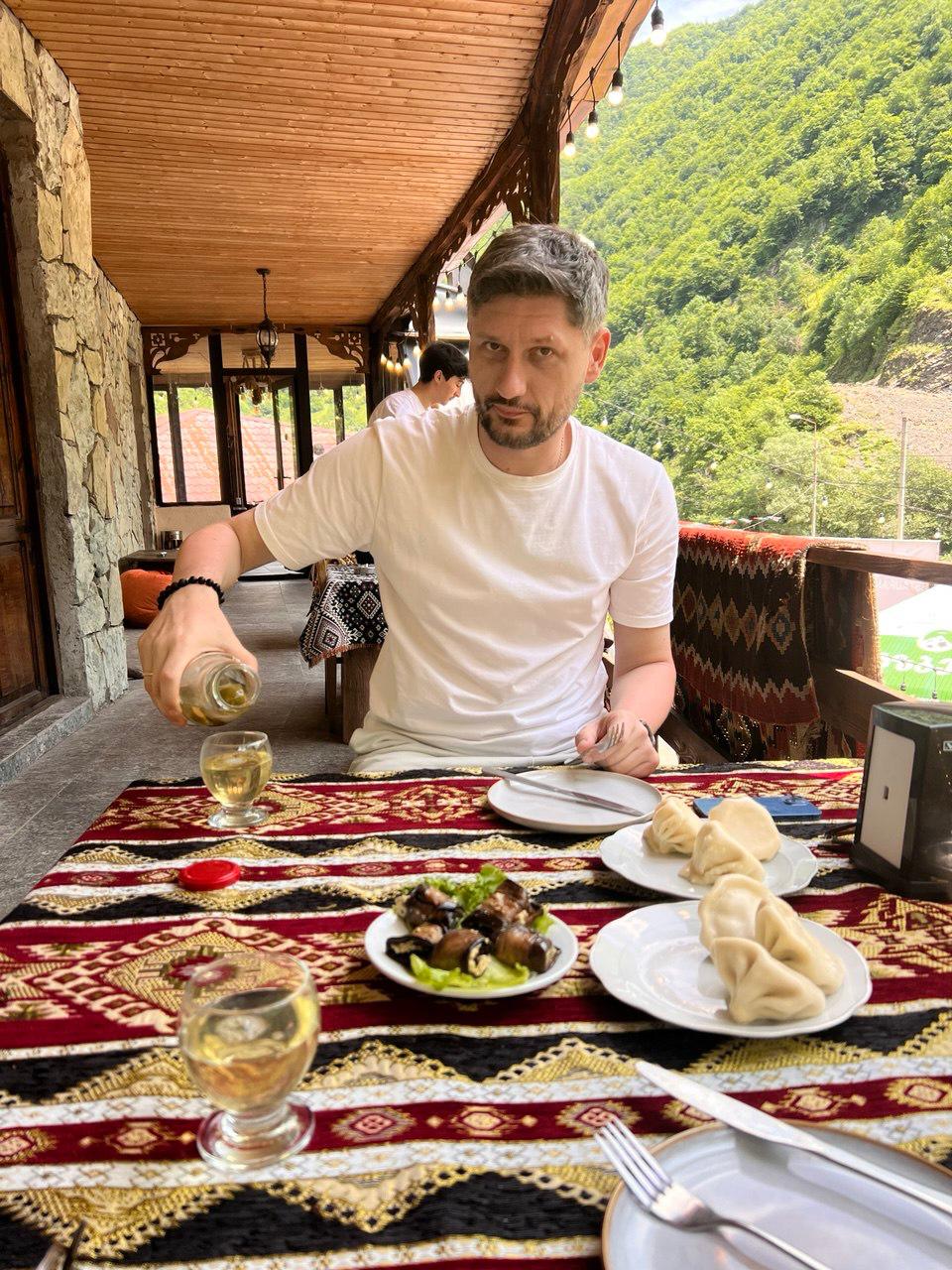 ✌️ Мини-гайд: Грузия (Часть 2)
Заметки из отпуска, вместо диджитала — наблюдательная психология диджитального путешественника
Мы уже успели пройтись по гостеприимству, кухне, атмосфере, природе | Сетка — социальная сеть от hh.ru