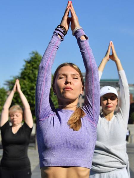 🧘🏻‍♀️Женский фестиваль спорта
12 июля
С утра и до вечера гостей ждут групповые тренировки: от функциональных направлений до йоги и танцевальных форматов | Сетка — социальная сеть от hh.ru