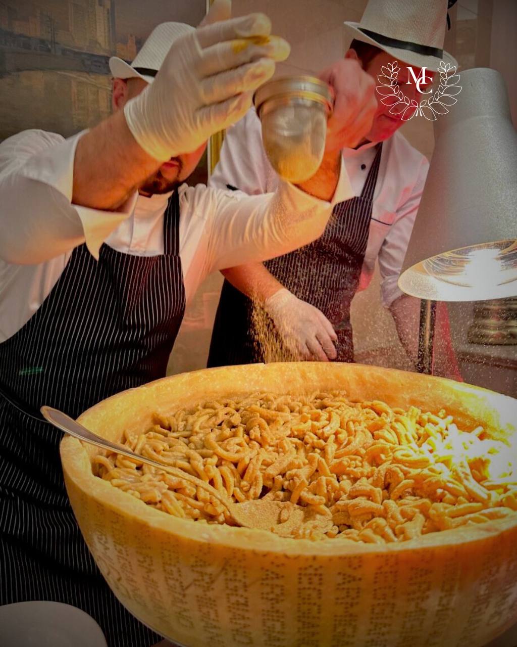 Обед в Итальянском стиле🍝
Время обеда: с 13:30 до 15:00.
Небольшая пауза в фойе — время для лёгкого общения, вкусной еды, отдыха и встреч вне переговорных | Сетка — социальная сеть от hh.ru
