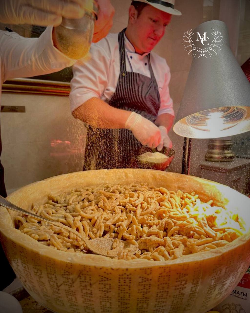 Обед в Итальянском стиле🍝
Время обеда: с 13:30 до 15:00.
Небольшая пауза в фойе — время для лёгкого общения, вкусной еды, отдыха и встреч вне переговорных | Сетка — социальная сеть от hh.ru