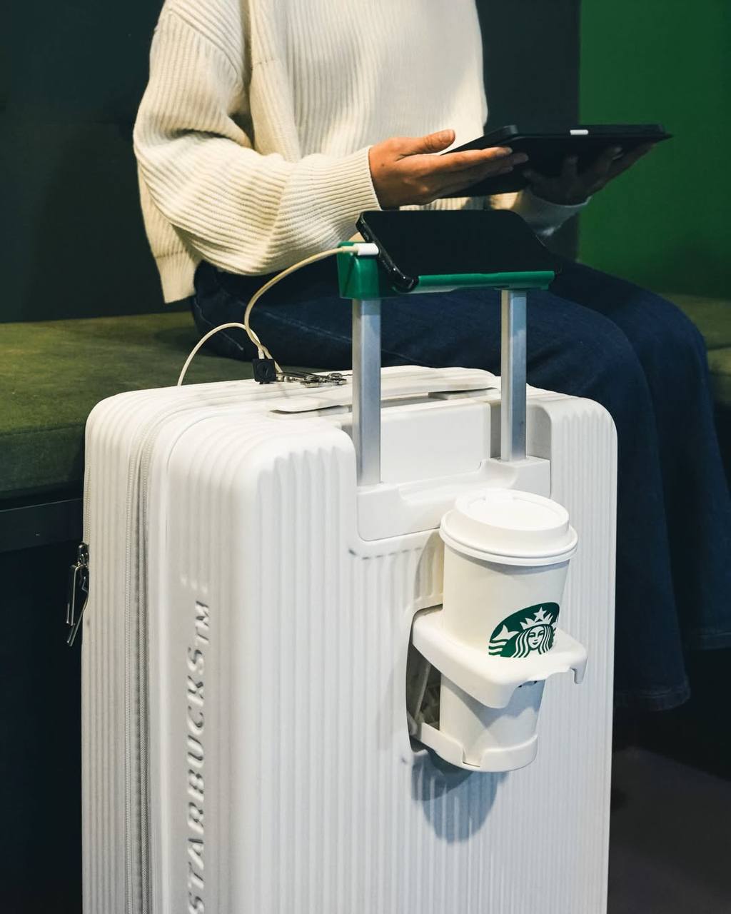 Starbucks официально выкатил тревел серию, куда вошли чемодан для путешествий с подстаканником (естественно) и держателем для телефона, два вида сумок и косметичка. Дроп случился 23 июня | Сетка — социальная сеть от hh.ru