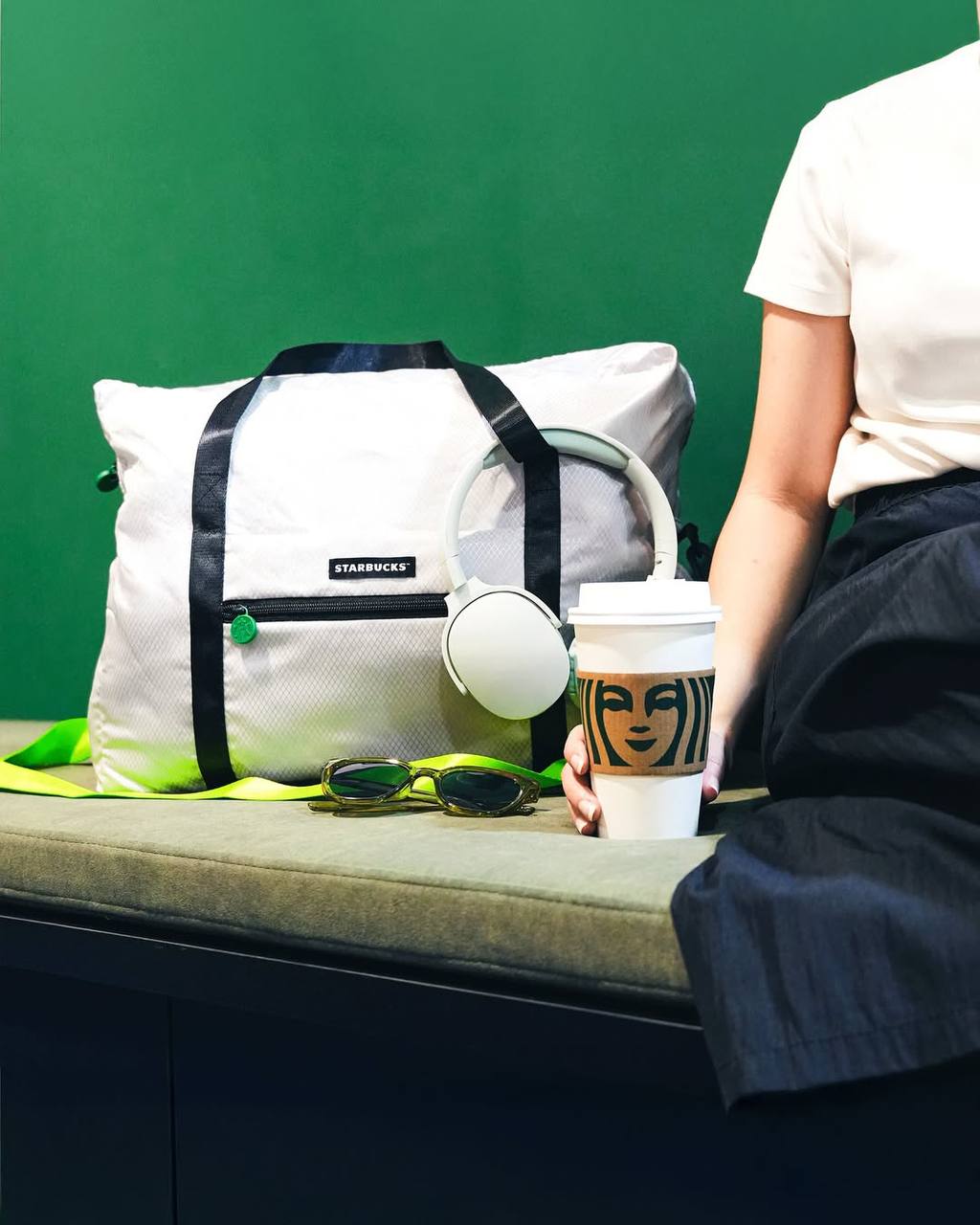 Starbucks официально выкатил тревел серию, куда вошли чемодан для путешествий с подстаканником (естественно) и держателем для телефона, два вида сумок и косметичка. Дроп случился 23 июня | Сетка — социальная сеть от hh.ru
