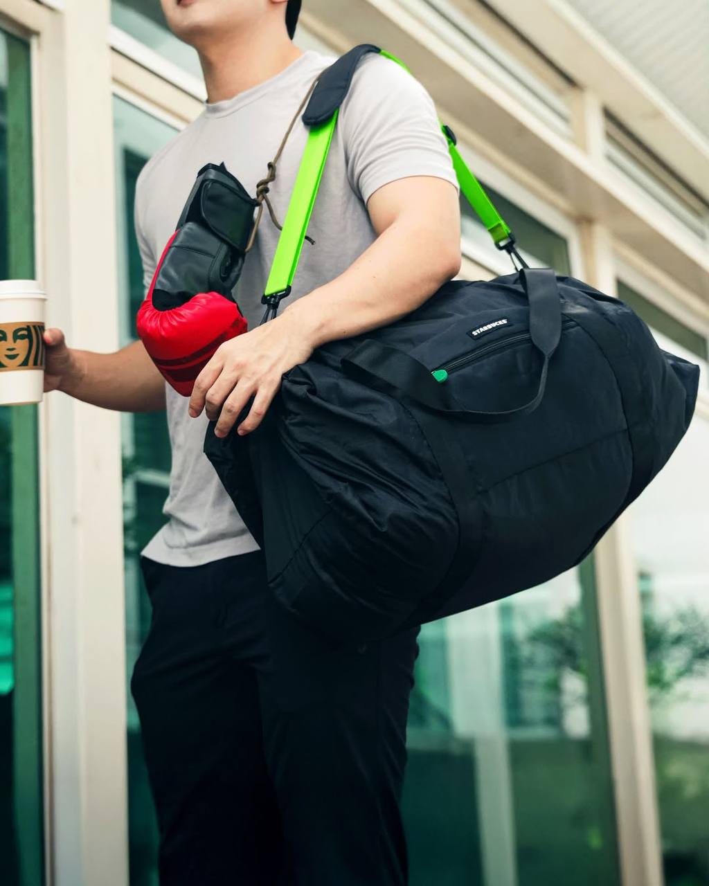 Starbucks официально выкатил тревел серию, куда вошли чемодан для путешествий с подстаканником (естественно) и держателем для телефона, два вида сумок и косметичка. Дроп случился 23 июня | Сетка — социальная сеть от hh.ru