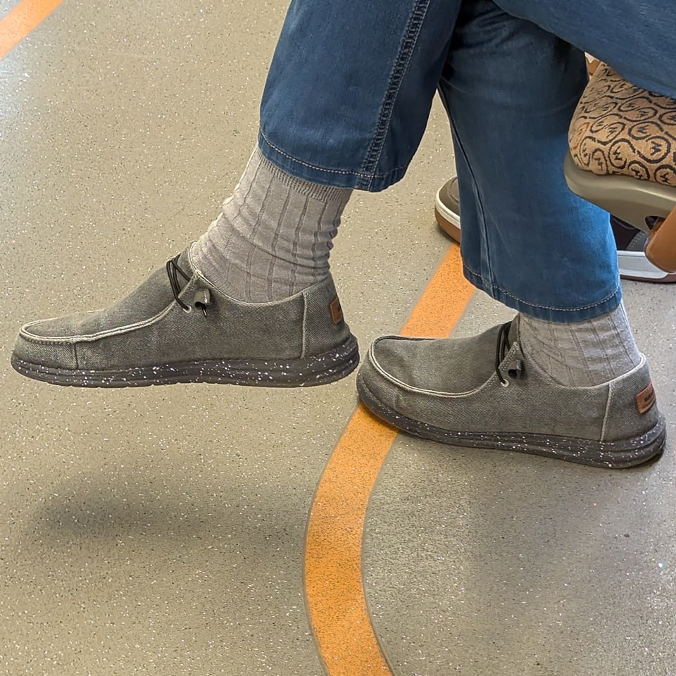 Мокасины... Когда-то были у меня, причём не какого-то известного модельного дома. И вот что хочу сказать по опыту их использования — пожалуй один из самых удобных и невесомых типов обуви | Сетка — социальная сеть от hh.ru