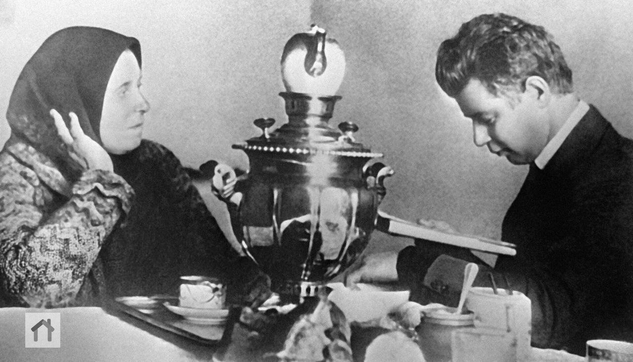 Сергей Есенин читает стихи своей матери Татьяне Фёдоровне, 1925 г. | Сетка — социальная сеть от hh.ru