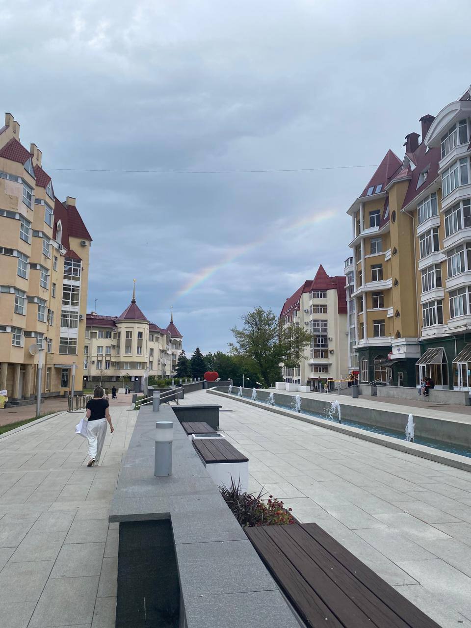 Радуга, пробивающаяся сквозь тучи, над Александровской площадью
📷от подписчицы | Сетка — социальная сеть от hh.ru