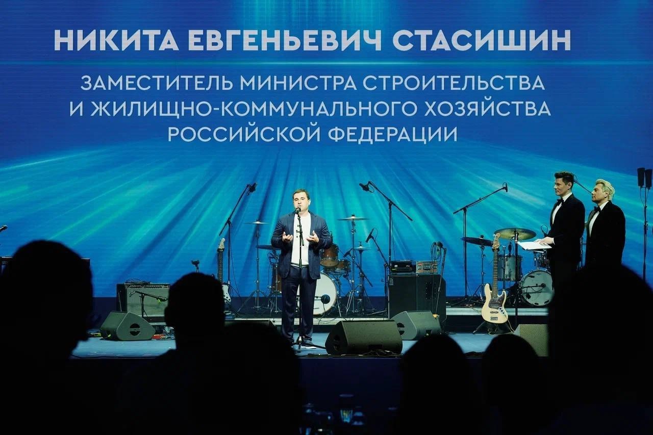 На форуме недвижимости «Движение» состоялась церемония награждения Минстроя России
🤝Замминистра Никита Стасишин выступил с приветственным словом и поблагодарил экспертное сообщество, региональные орга... | Сетка — социальная сеть от hh.ru