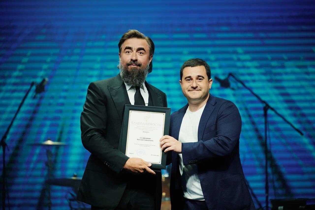 На форуме недвижимости «Движение» состоялась церемония награждения Минстроя России
🤝Замминистра Никита Стасишин выступил с приветственным словом и поблагодарил экспертное сообщество, региональные орга... | Сетка — социальная сеть от hh.ru