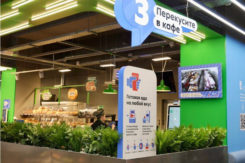 Пятёрочка открыла первый диджитал-магазин. Буквально смартфон-супермаркет. Покупатель заходит, сканирует свою скидочную карту и ему предлагают корзину на основании его предпочтений | Сетка — социальная сеть от hh.ru