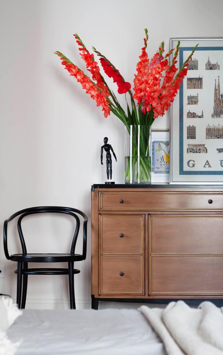 Архитектор Марина Лоташ объединила квартиры для семьи с тремя дочерьми и создала интерьеры, отражающие разные характеры и интересы юных хозяек. Смотрите на сайте wajournal | Сетка — социальная сеть от hh.ru