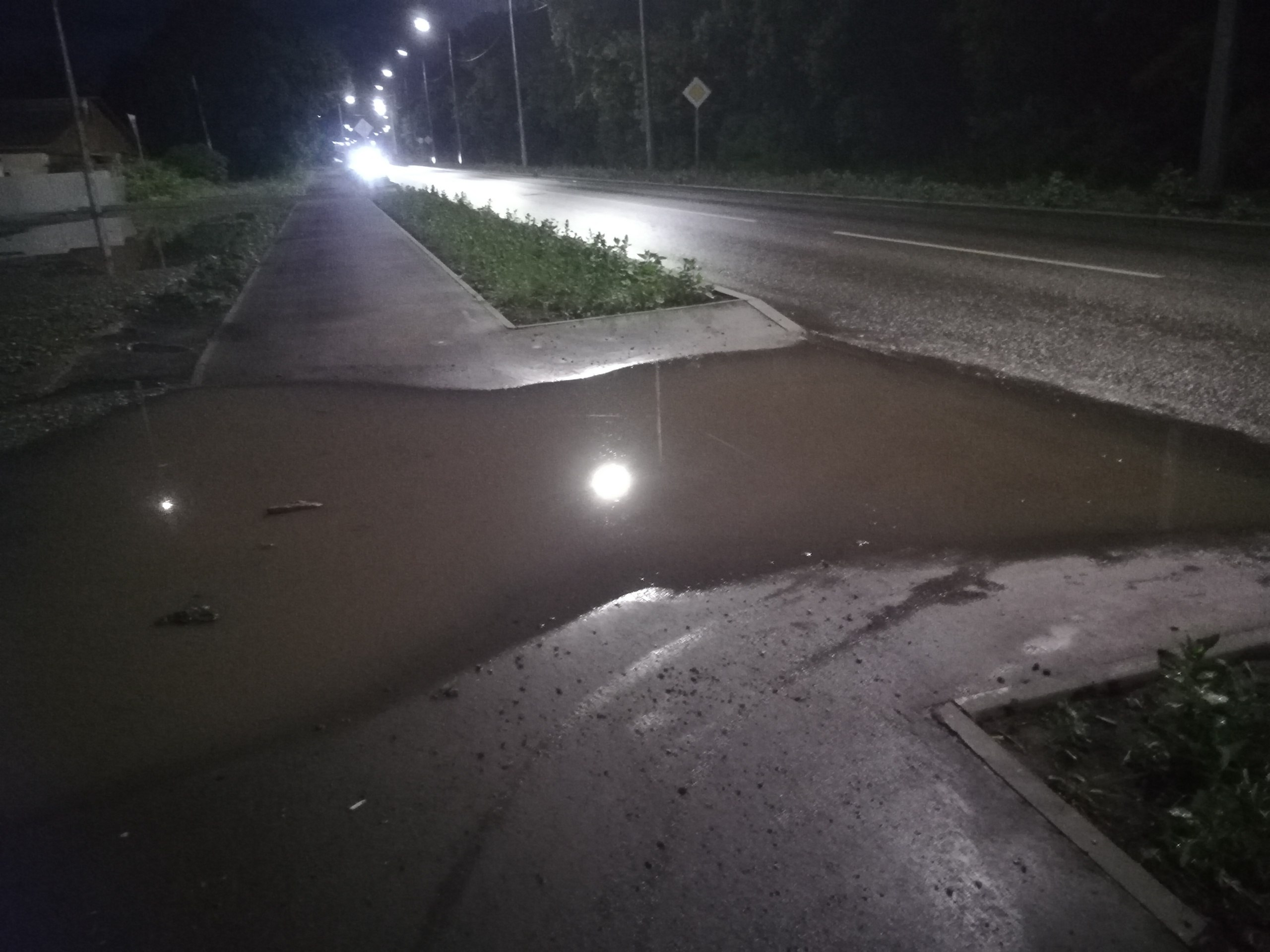 Возле Строительной 19 после каждого дождя стоит большая лужа. [club171118888|Администрация города Оби] как ходить людям? Один тротуар перекопан и проход закрыт, по другому пойдёшь, в лужу попадёшь | Сетка — социальная сеть от hh.ru