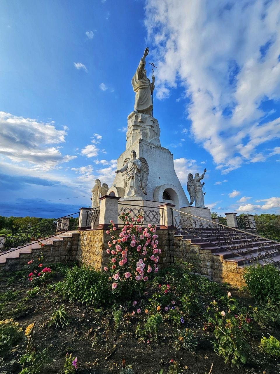 Храмовый комплекс Петра и Павла в Ессентуках
📷 lifesunlife
*Сегодня пятница! А вы ждете выходных?
❤️ — да, очень жду!
👍 — я бы еще поработал
🔥 — вот бы каждый день был выходным* | Сетка — социальная сеть от hh.ru