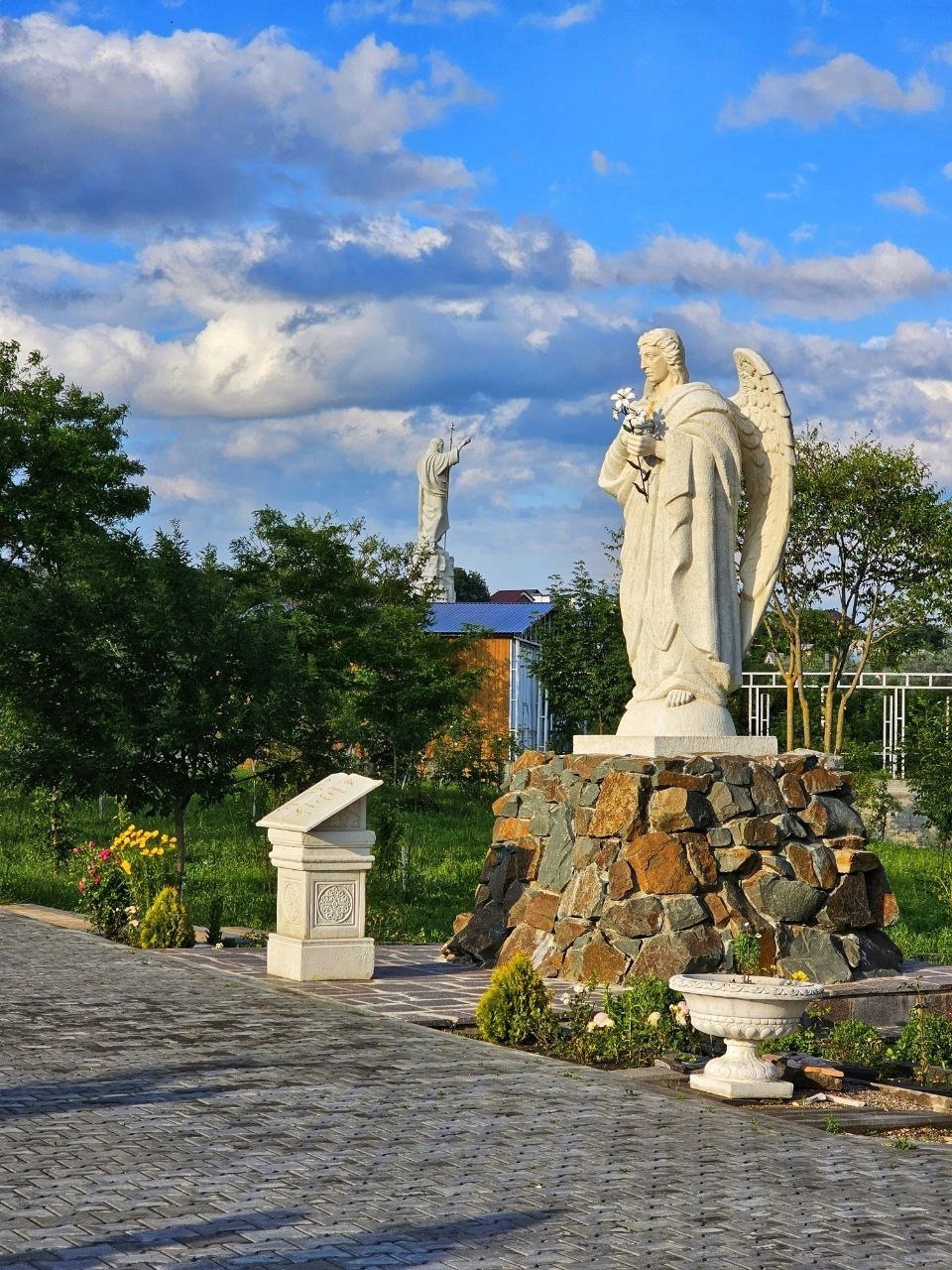 Храмовый комплекс Петра и Павла в Ессентуках
📷 lifesunlife
*Сегодня пятница! А вы ждете выходных?
❤️ — да, очень жду!
👍 — я бы еще поработал
🔥 — вот бы каждый день был выходным* | Сетка — социальная сеть от hh.ru