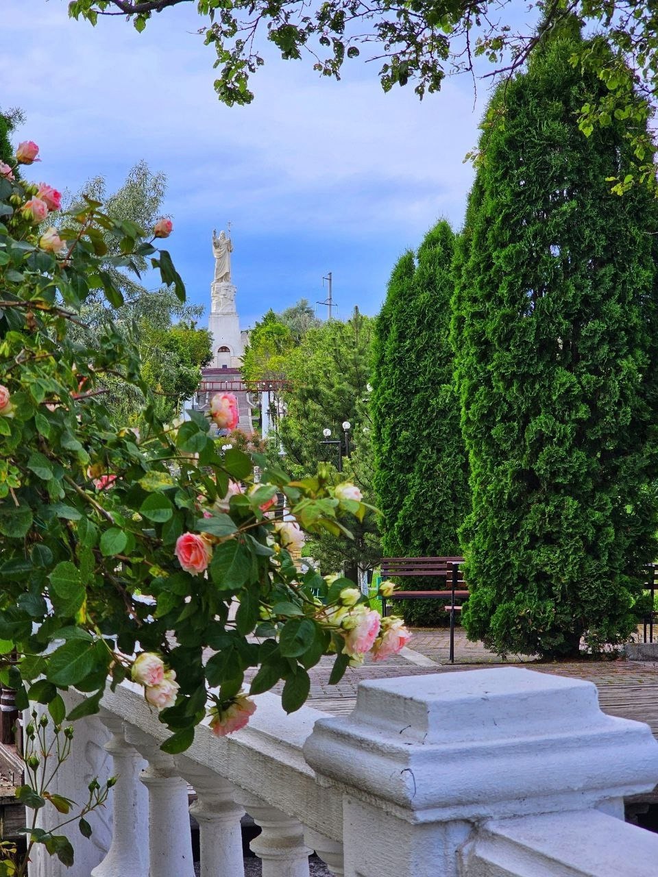 Храмовый комплекс Петра и Павла в Ессентуках
📷 lifesunlife
*Сегодня пятница! А вы ждете выходных?
❤️ — да, очень жду!
👍 — я бы еще поработал
🔥 — вот бы каждый день был выходным* | Сетка — социальная сеть от hh.ru