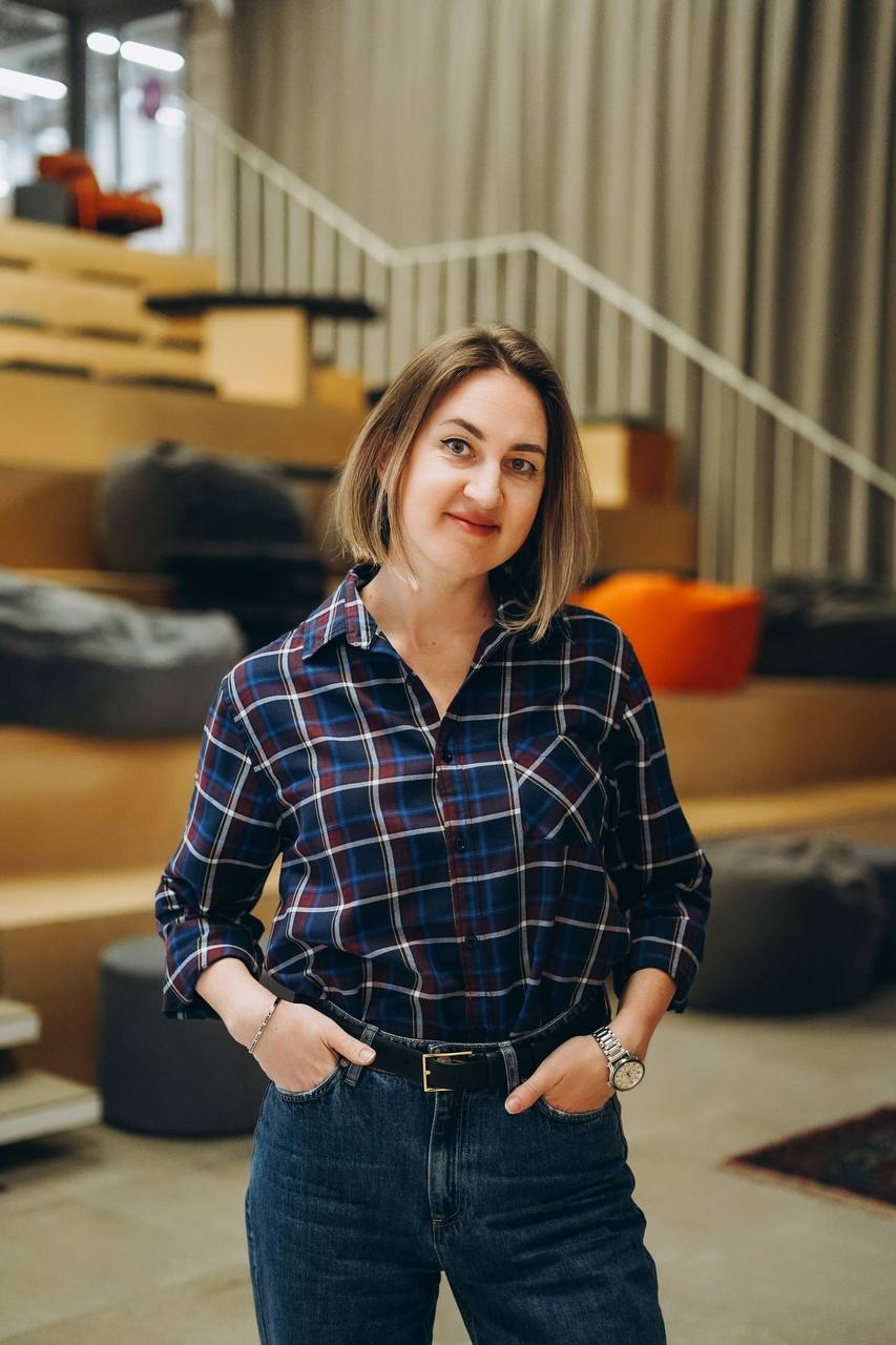 Ты еще не работаешь у нас? Почему? 😧
В компании Сенсум мы уверены, что счастливая команда — это успешная команда! Если ты все еще в раздумьях, вот несколько причин, почему пора присоединиться к нам:
1 | Сетка — социальная сеть от hh.ru