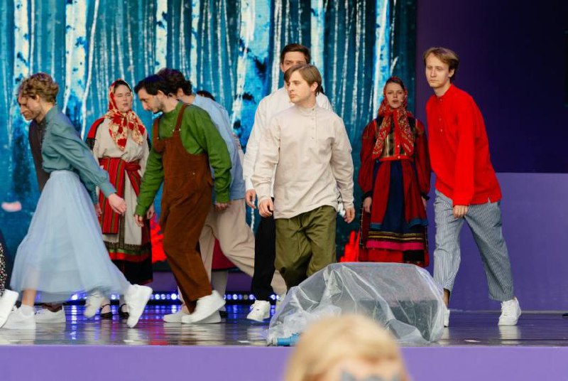 Спектакли в рамках фестиваля Театральный бульвар 🎭
🌸29 июня 14:00 | «Ершов | Сетка — социальная сеть от hh.ru