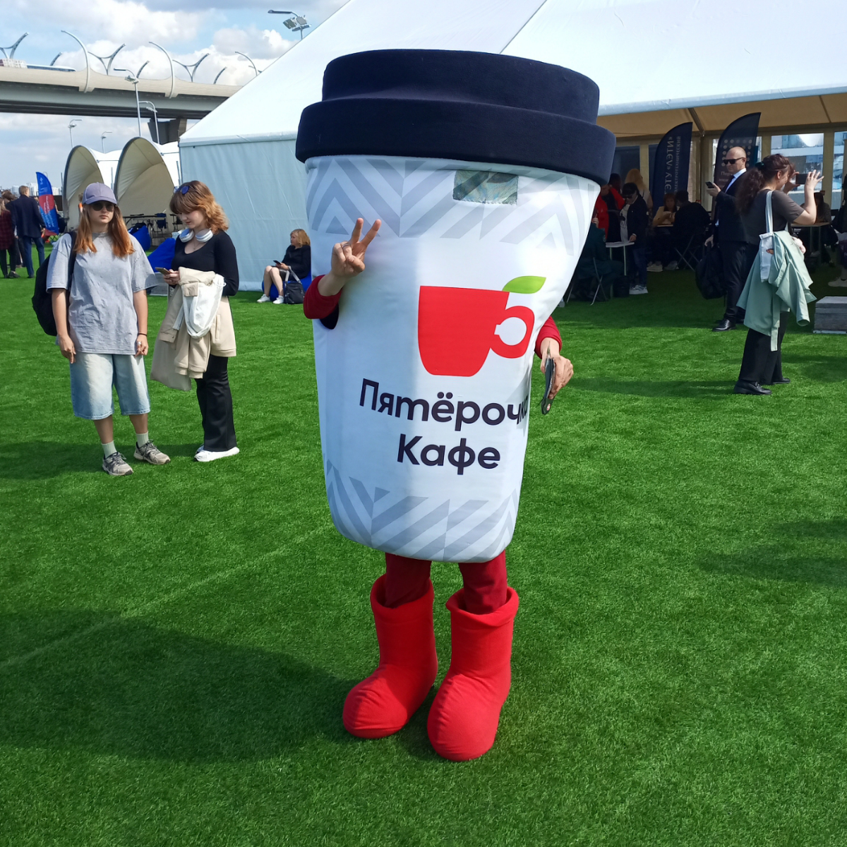 Сегодня я впервые пришла на ярмарку вакансий и почти сразу же попала в объектив главного фотографа мероприятия | Сетка — социальная сеть от hh.ru