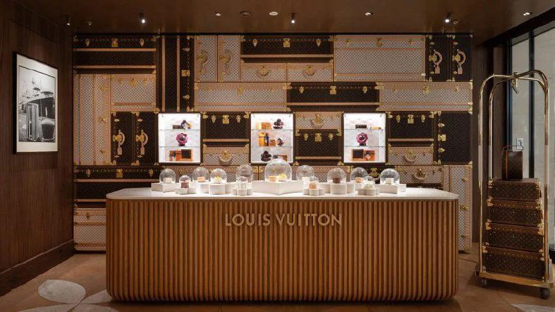 Louis Vuitton показал, как надо делать магазины, если ты люксовый бренд.
Они построили громадный круизный лайнер прямо посреди площади Taikoo Hu в Шанхае | Сетка — социальная сеть от hh.ru