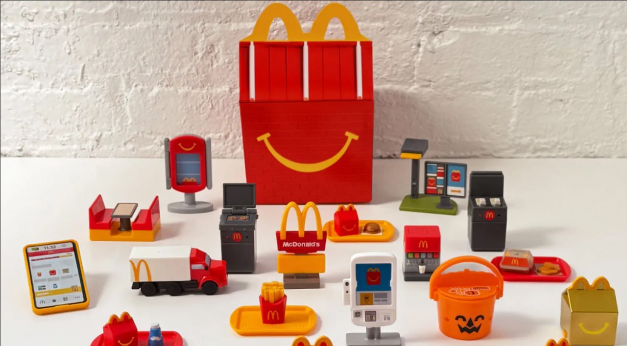 McDonald's возвращает американцев в детство! В честь 45-летия Happy Meal в США запускают коллекцию мини-игрушек — уменьшенные копии культовых фигурок из 80–90-х | Сетка — социальная сеть от hh.ru