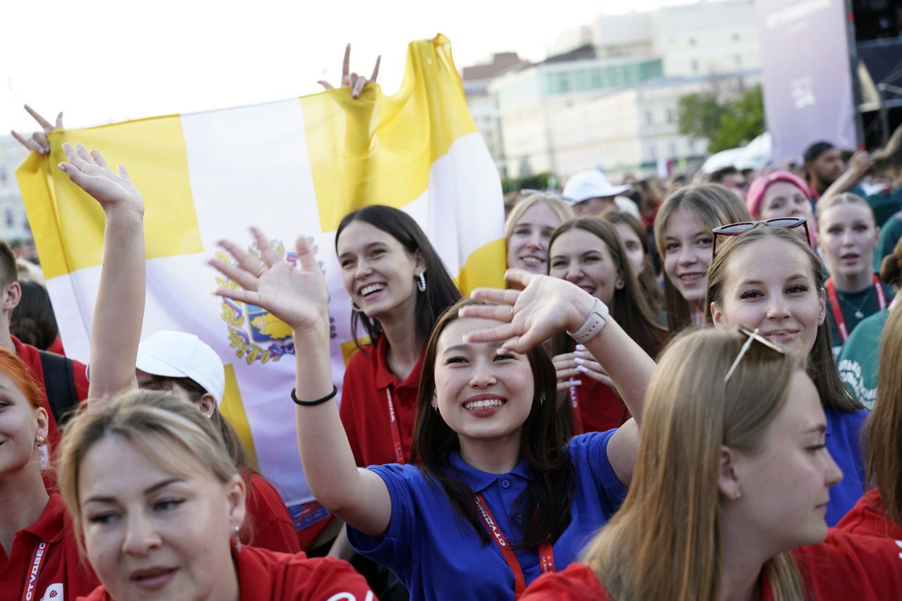 С Днем молодежи, Ставрополье!
Желаем молодым парням и девушкам новых побед, озарят своей молодостью каждого, кого вы встретите на своем пути, и радоваться жизни!
А как провести этот день ярко, смотрит... | Сетка — социальная сеть от hh.ru