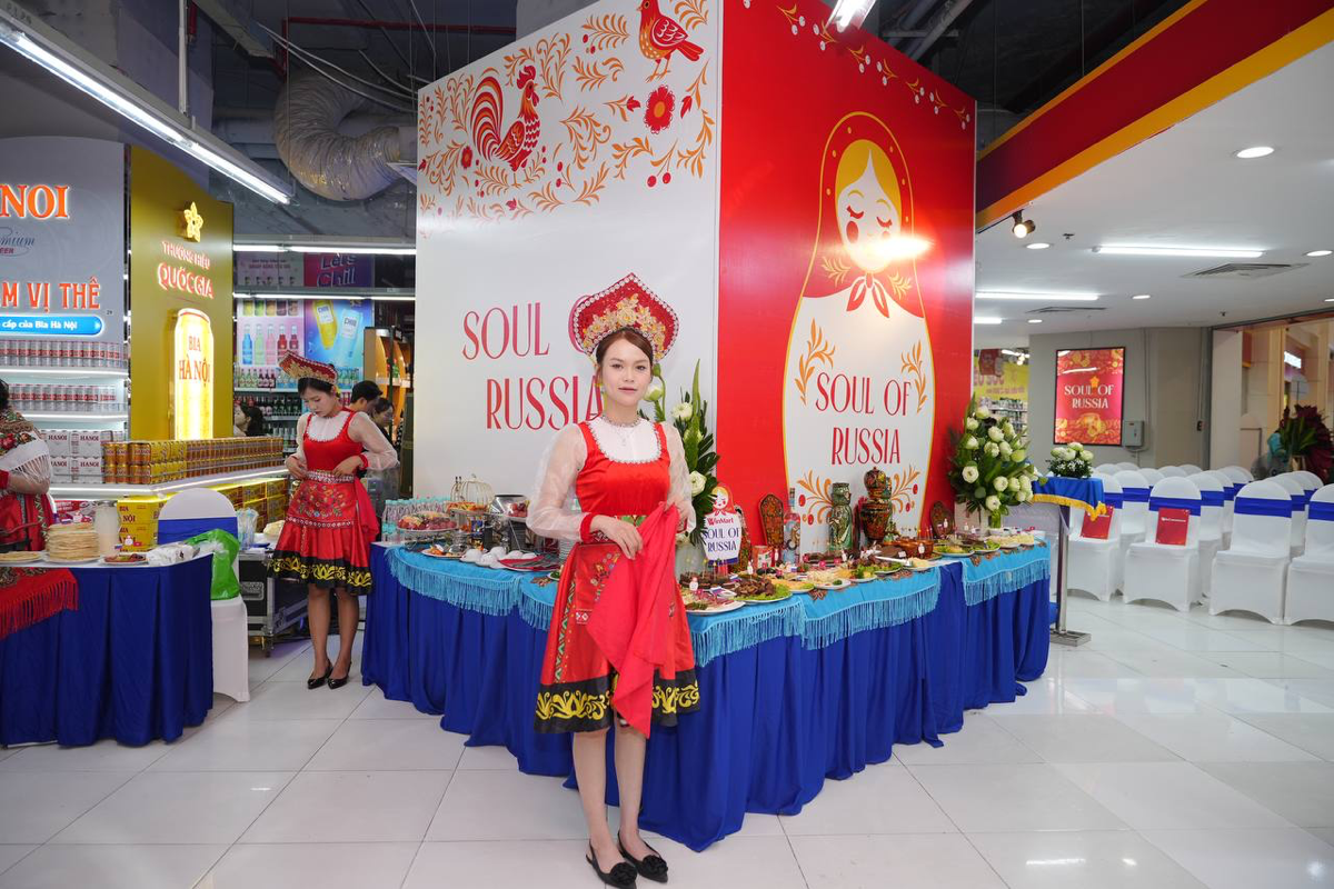 «Магнит» поддерживает сотрудничество России и Вьетнама и способствует сплетению их продовольственных культур 🥭🥛  
12 июня Магнит открыл свой первый корнер с российскими товарами во Вьетнаме (Ханое) | Сетка — социальная сеть от hh.ru