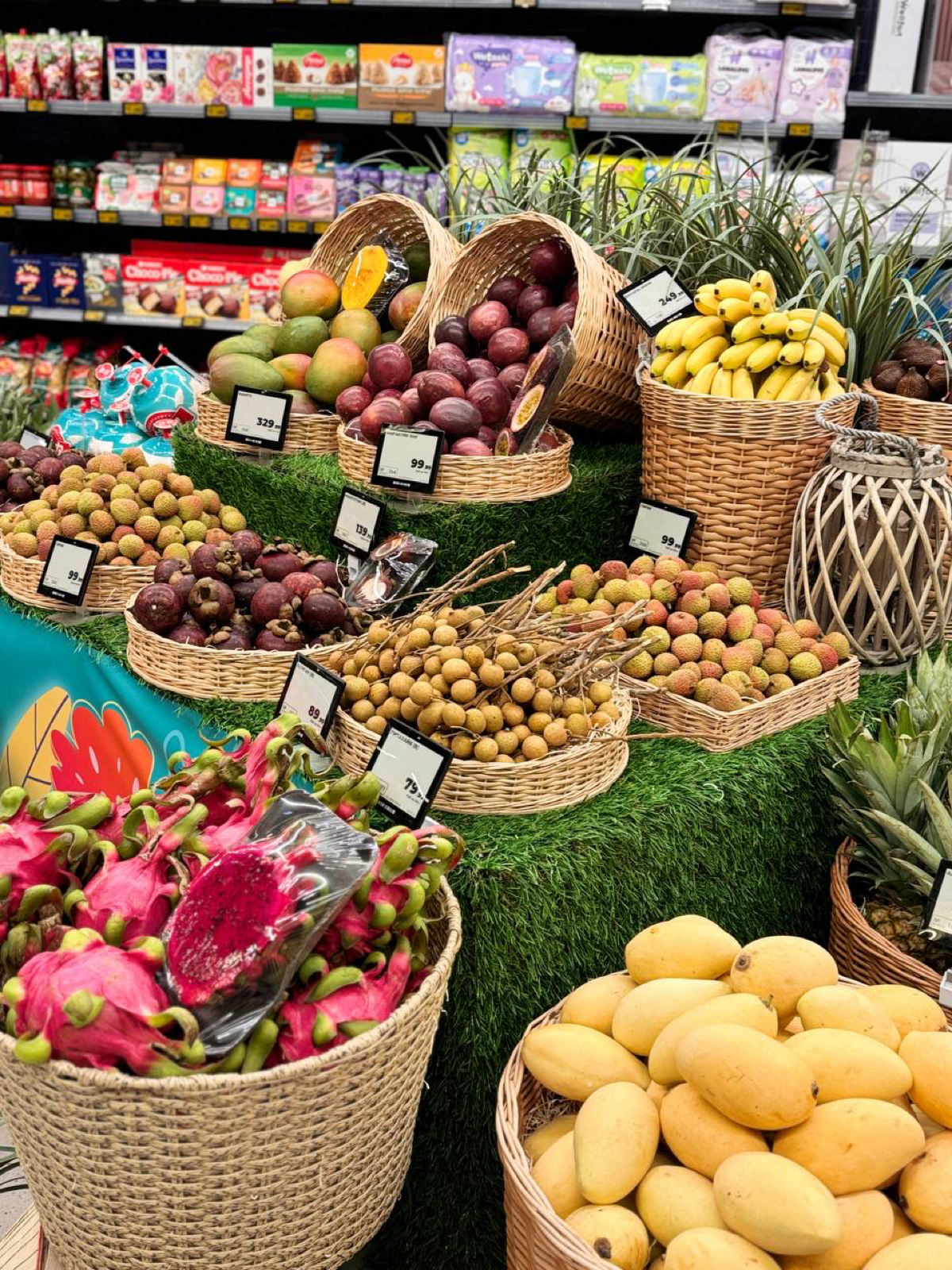 «Магнит» поддерживает сотрудничество России и Вьетнама и способствует сплетению их продовольственных культур 🥭🥛  
12 июня Магнит открыл свой первый корнер с российскими товарами во Вьетнаме (Ханое) | Сетка — социальная сеть от hh.ru