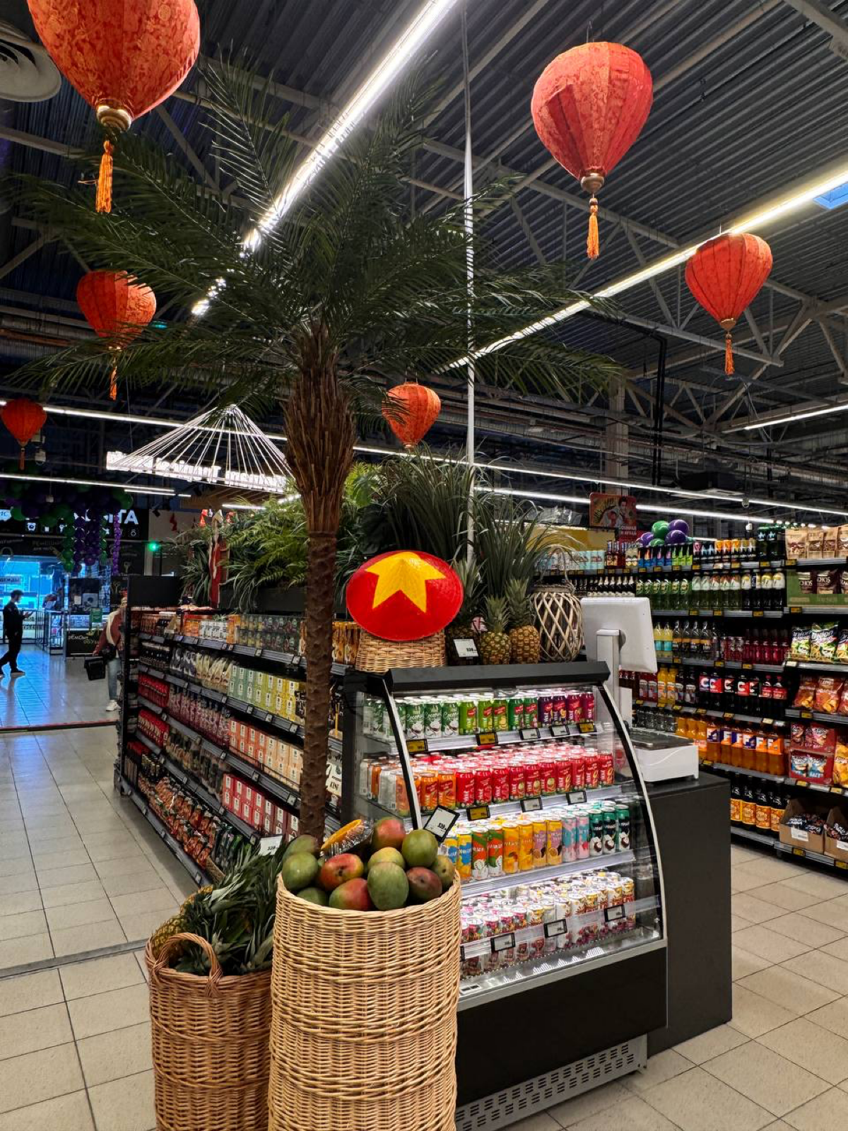 «Магнит» поддерживает сотрудничество России и Вьетнама и способствует сплетению их продовольственных культур 🥭🥛  
12 июня Магнит открыл свой первый корнер с российскими товарами во Вьетнаме (Ханое) | Сетка — социальная сеть от hh.ru