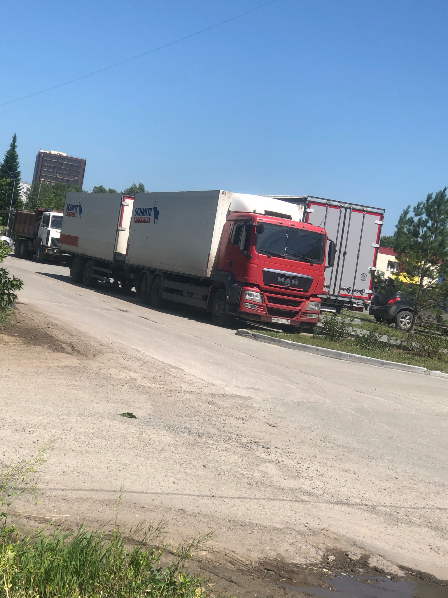 Мне одному кажется, что грузовые автомобили не имеют право так парковаться в парковочных карманах вдоль проезжей части? Как минимум, они мешают парковке жителей | Сетка — социальная сеть от hh.ru
