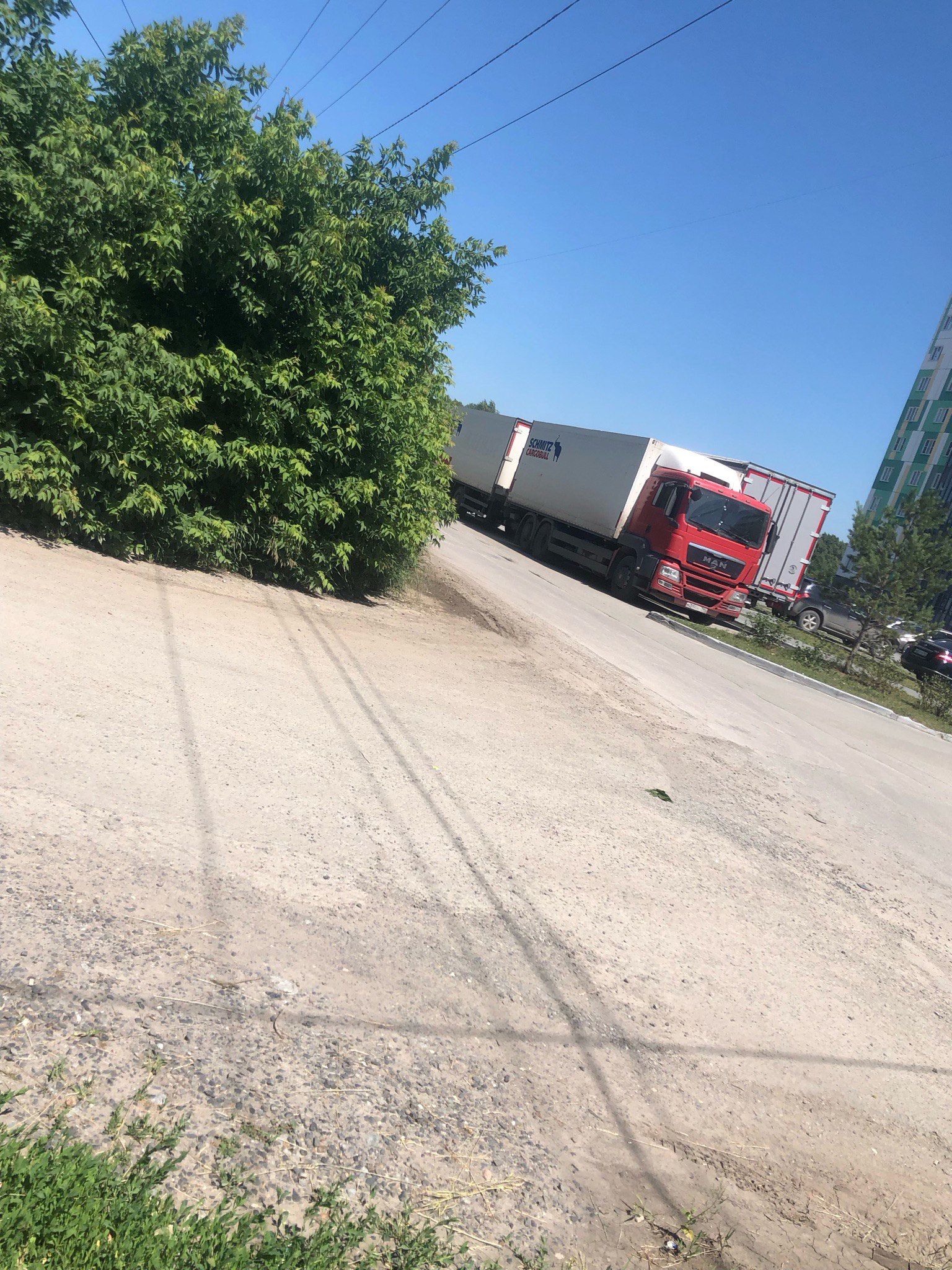 Мне одному кажется, что грузовые автомобили не имеют право так парковаться в парковочных карманах вдоль проезжей части? Как минимум, они мешают парковке жителей | Сетка — социальная сеть от hh.ru
