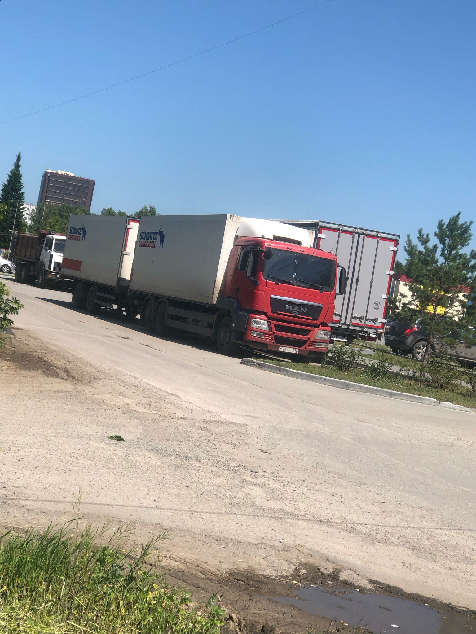 Мне одному кажется, что грузовые автомобили не имеют право так парковаться в парковочных карманах вдоль проезжей части? Как минимум, они мешают парковке жителей | Сетка — социальная сеть от hh.ru