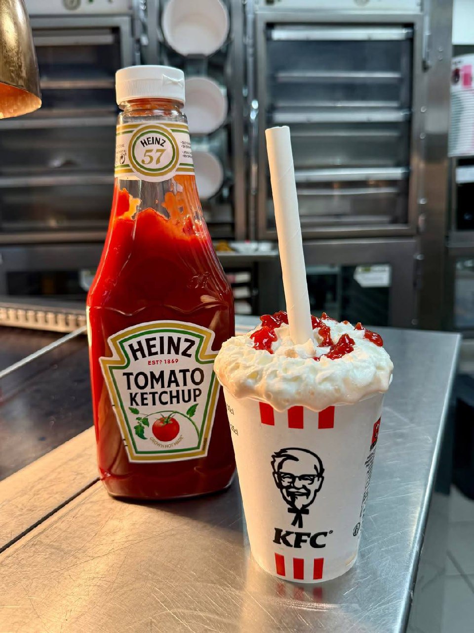 Испанский KFC показал новый спешл — милкшейк с кетчупом Heinz. Это официально, если что. | Сетка — социальная сеть от hh.ru