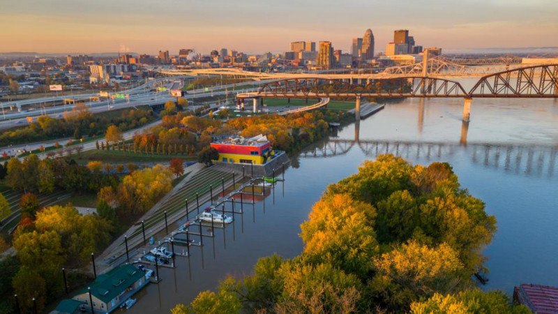 Kentucky Derby Season
Whether you’re hoping to sample top-quality natural wine, sip refreshing rum cocktails or forgo alcohol entirely, this historic Kentucky city comes equipped with a truly diverse ... | Сетка — социальная сеть от hh.ru