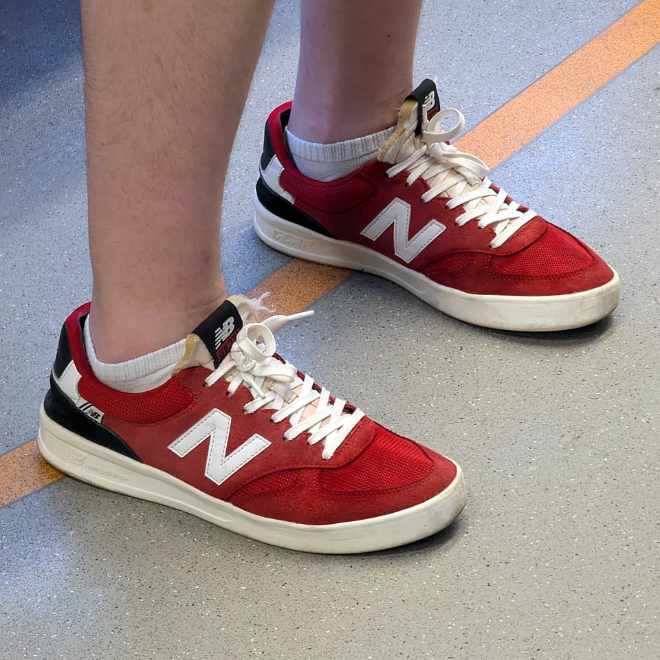 Перед нами пара, которую легко принять за классическую кежуал-обувь | Сетка — социальная сеть от hh.ru