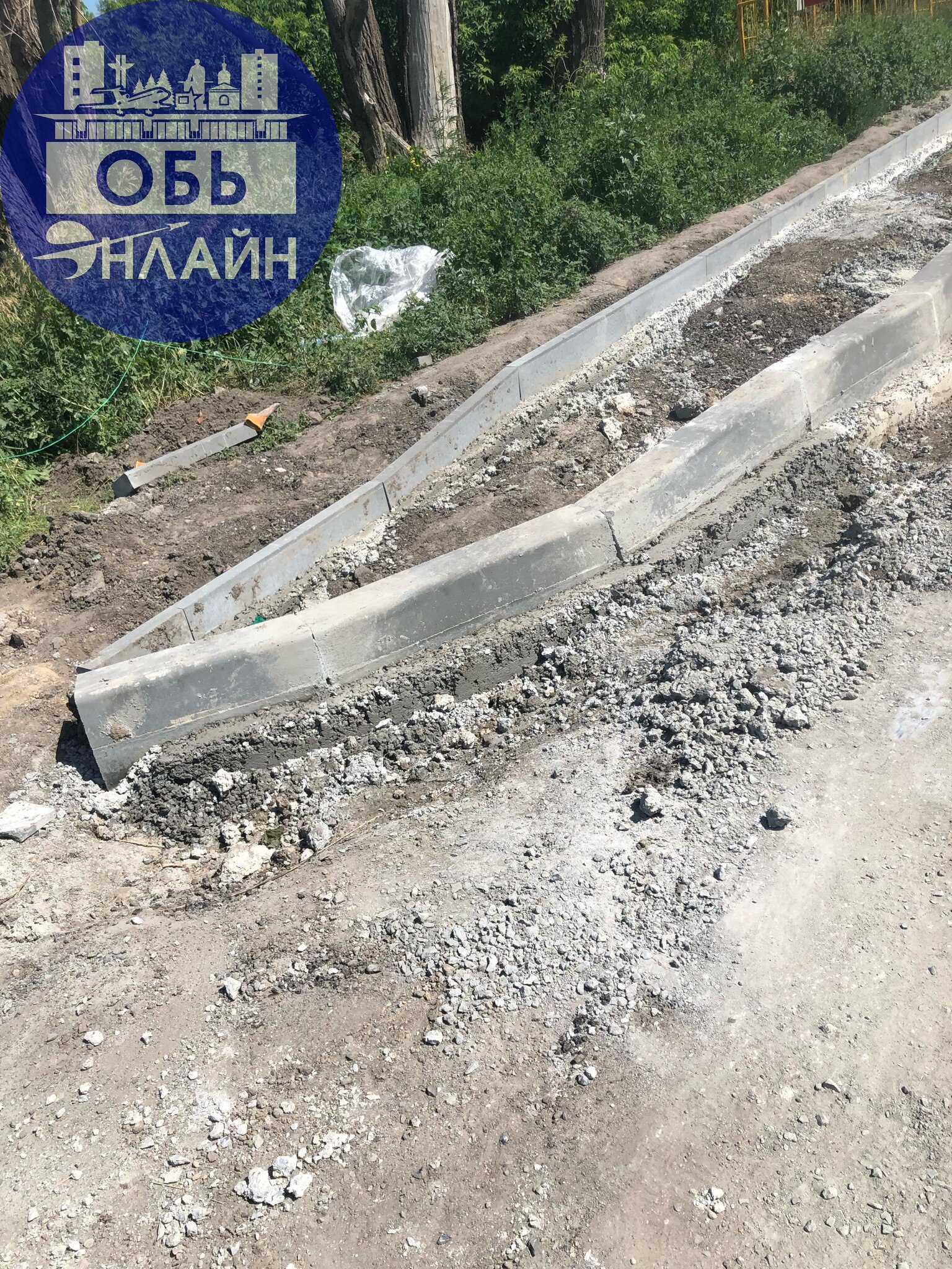 ↗ Вот так выполняют работы по ремонту тротуара. А где будет спуск? И что за треугольник выложен? Видимо, проект делал тот-же, что и проектировал любимую всеми Строительную 😊
vk | Сетка — социальная сеть от hh.ru