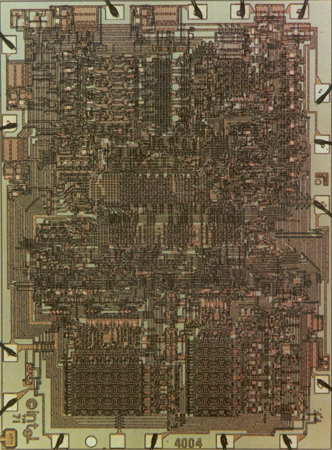 В 1971 году компания Intel представила первый в мире однокристальный процессор. 4 бита, 16 выводов и частотой в 740 килогерц. | Сетка — социальная сеть от hh.ru