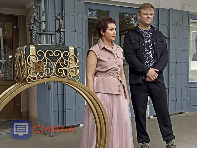 В Костроме организаторы туристического проекта «Мазайские зайцы» торжественно открыли скульптуру «Ювелир-серебряник».
Новый арт-объект расположен в Красных рядах | Сетка — социальная сеть от hh.ru