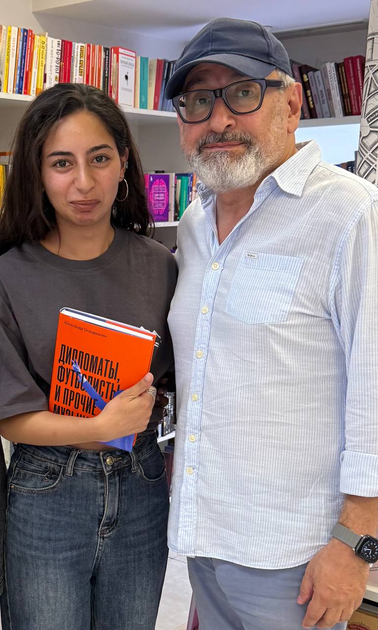 История Автора в Ереване: зашли в книжный, спросили у девочки-продавца есть ли книга «Дипломаты».. и она тут же продолжила - «футболисты и прочие музыканты? Есть!» | Сетка — социальная сеть от hh.ru