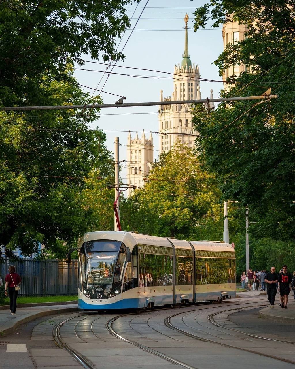 😍 Эстетика московских трамваев
Это неспешные поездки по зелёным улицам, отражения в старинных окнах, уютные огоньки вечером и ритм города, который можно почувствовать не спеша | Сетка — социальная сеть от hh.ru