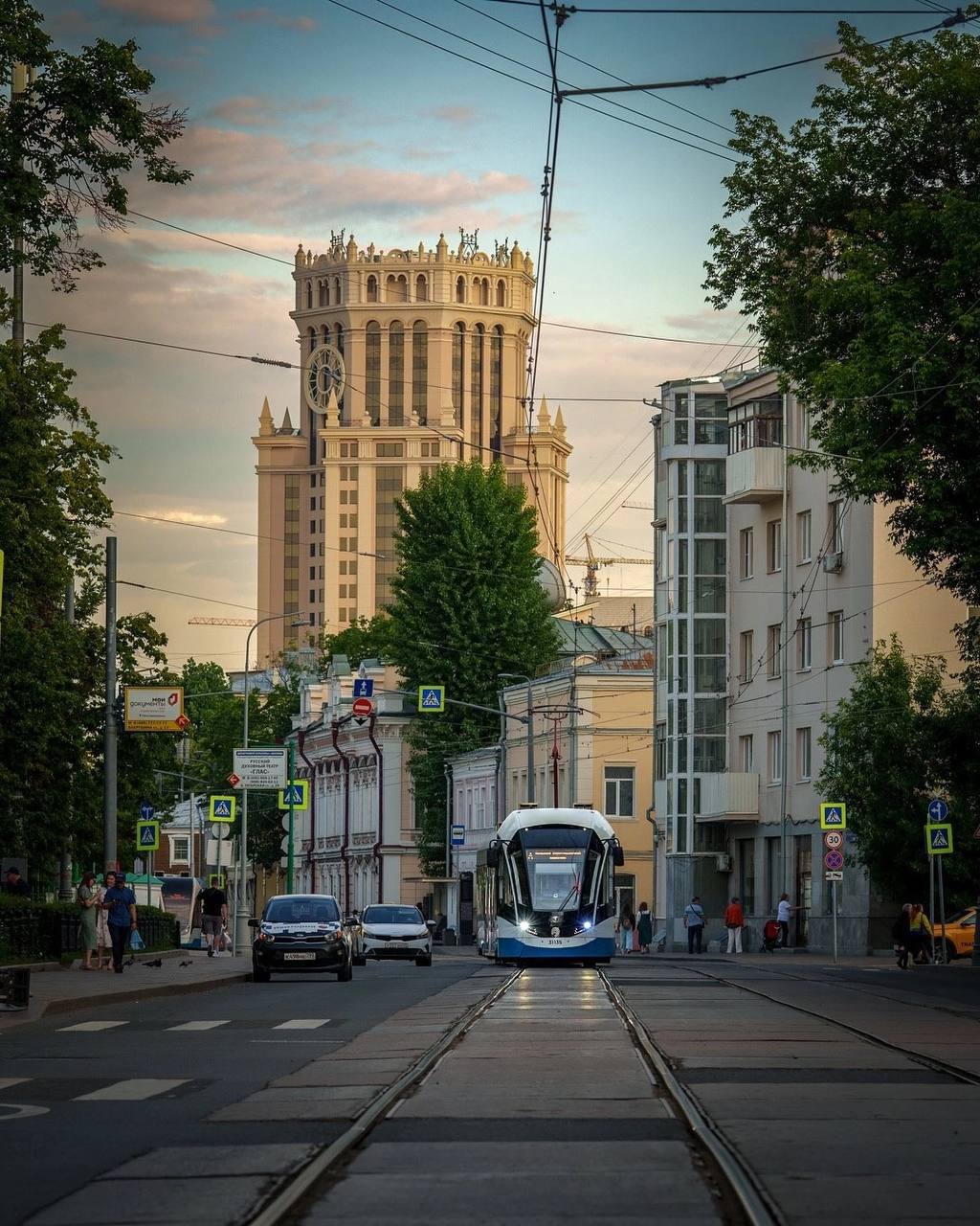 😍 Эстетика московских трамваев
Это неспешные поездки по зелёным улицам, отражения в старинных окнах, уютные огоньки вечером и ритм города, который можно почувствовать не спеша | Сетка — социальная сеть от hh.ru